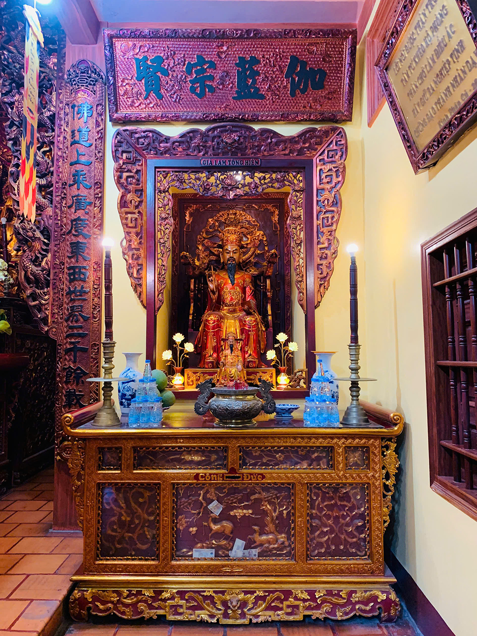 ban-tho-duc-chua-ong-duc-thanh-hien-den-dao-ly--uong-nuoc-nho-nguon 3.jpg